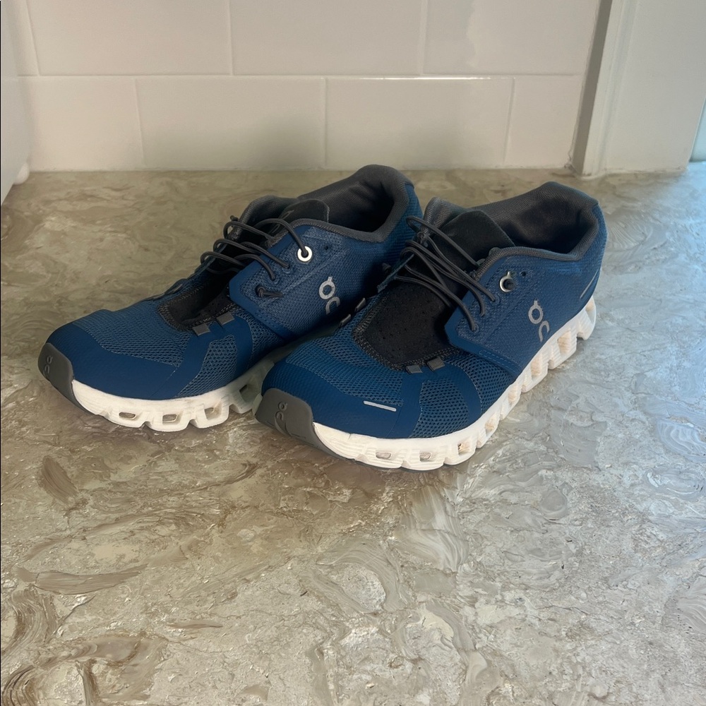 Men’s on cloud running shoe size 8